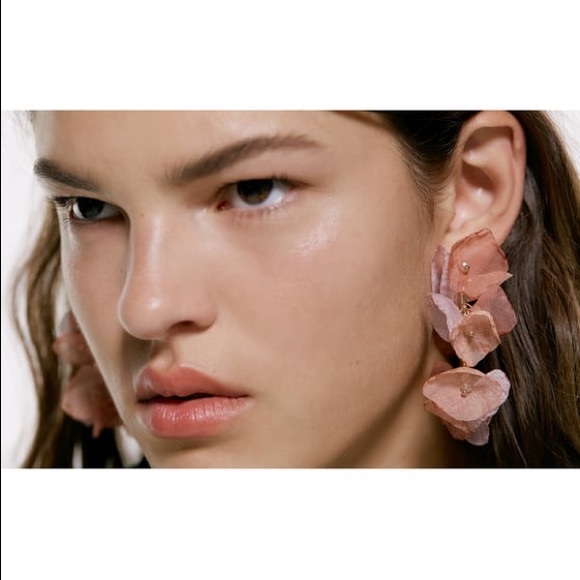 2/$35🖤 ZARA Pink Floral Gold Hoop Beaded Earrings - Picture 2 of 6
